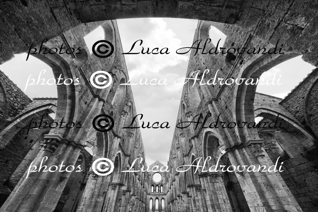 Dettaglio di un antico portone toscano su muro in pietra
