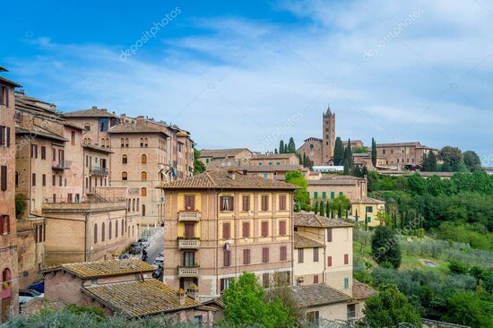 Veduta panoramica di Siena con il Duomo e la Torre del Mangia al tramonto